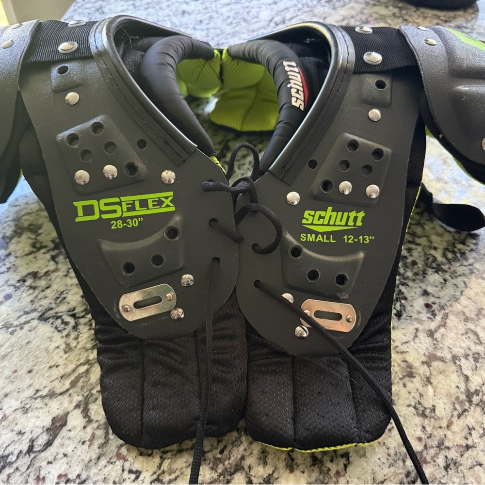 Schutt DS Flex Youth S Football Shoulder Pads Small 12-13